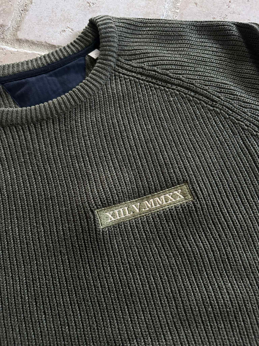 Gebreide trui met romeinse cijfers