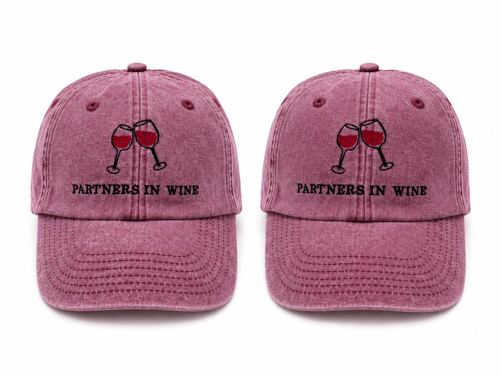 Partners In Wine Pet – Vintage Rode Cap met Geborduurde Wijnglazen