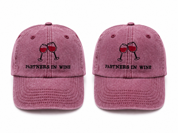 Partners In Wine Pet – Vintage Rode Cap met Geborduurde Wijnglazen