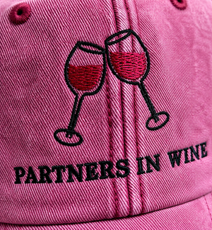 Partners In Wine Pet – Vintage Rode Cap met Geborduurde Wijnglazen
