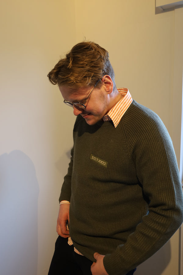 Gebreide trui met romeinse cijfers