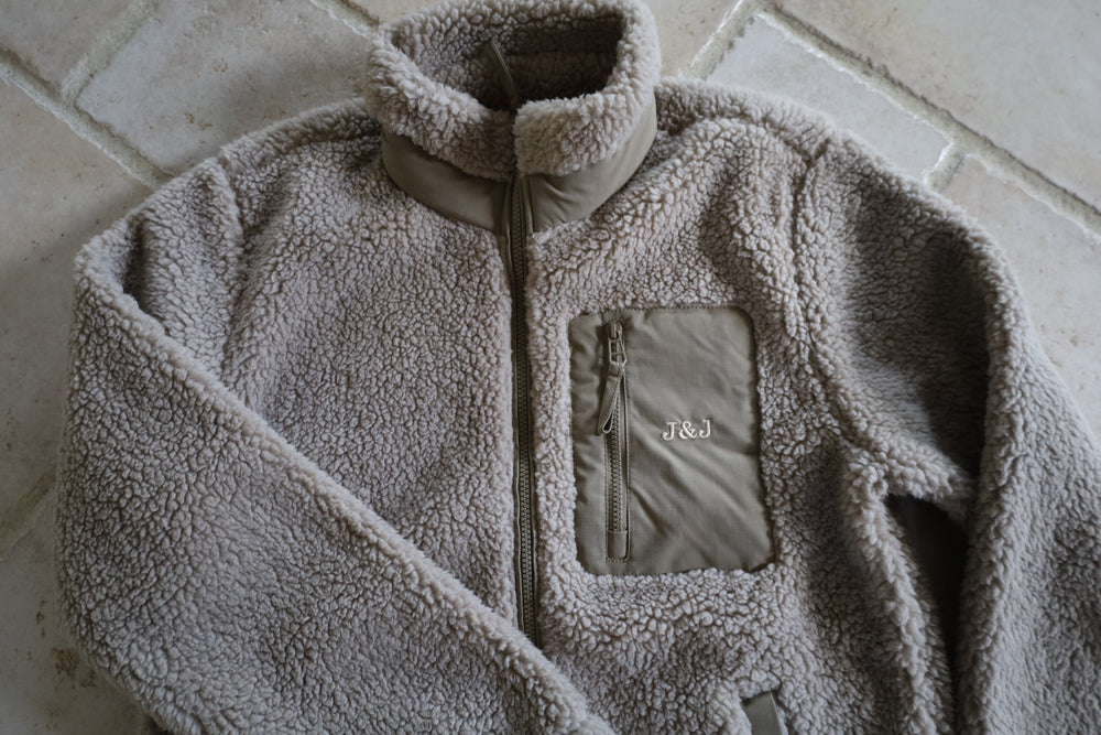 Sherpa jas met initialen