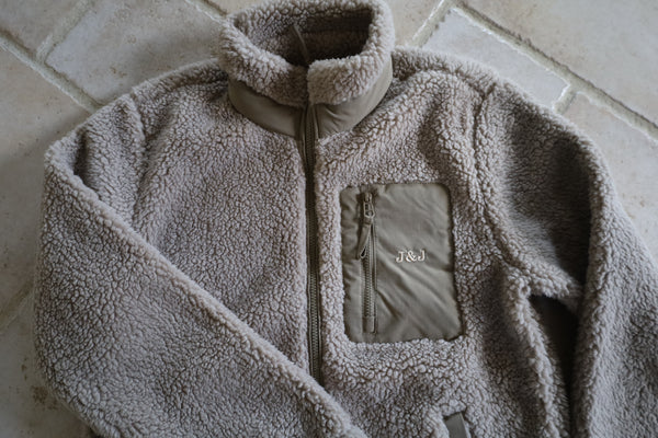 Sherpa jas met initialen